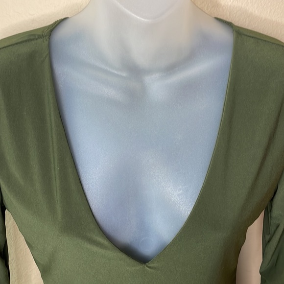 Fashion Nova Louise V neck bodysuit M NWT - Picture 2 of 8